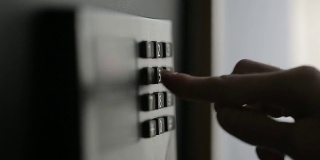 女性双手锁组合到酒店房间的保险箱里