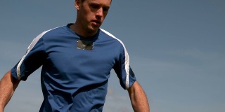 足球运动员在蓝天下奔跑