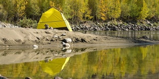 黄色帐篷靠近山河