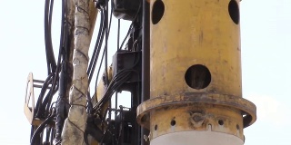 在施工现场从上到下呈现垂直的专用塔式钻孔机