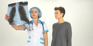 女医生和一位女病人一起看x光片