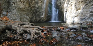 特鲁多斯山森林中的米洛梅里瀑布和小溪