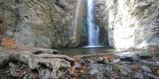 特鲁多斯山森林中的米洛梅里瀑布和小溪