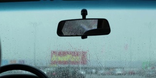 在雨中的车里等