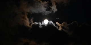 在夜晚满月和移动的云的延时