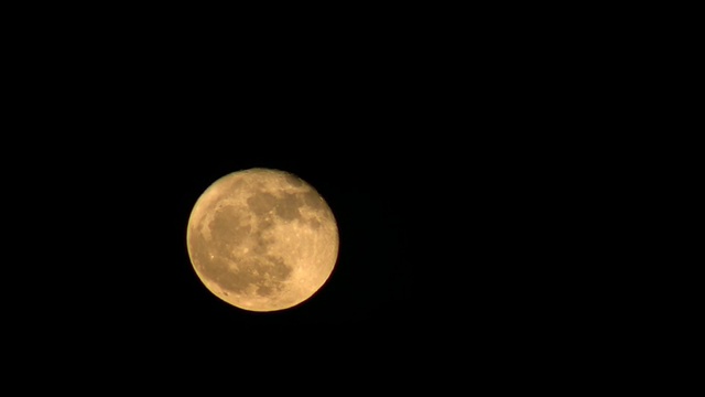 月亮在夜晚的天空中(高清)