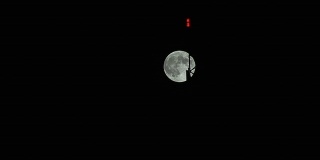 信号塔后的满月