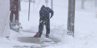 人铲雪