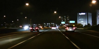 晚上开车。间隔拍摄高速公路。观点。