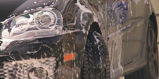 一个人洗车的慢动作镜头