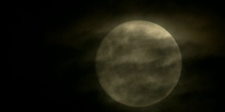 怪异的满月-特写，云漂流