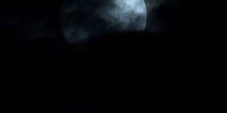 黑暗阴森的满月-多云的夜晚