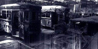 废弃的仓库，涂鸦覆盖了黑色和白色的电车