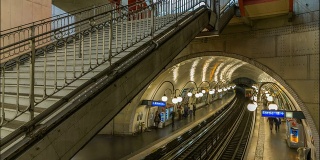 繁忙的巴黎地铁站的一段时间。