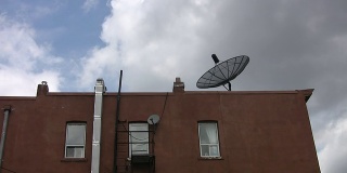 屋顶上的卫星天线。间隔拍摄。
