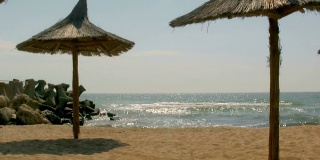阳光沙滩上的雨伞