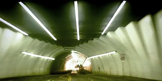 在夜晚开车穿过黑暗的隧道