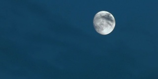 高清月亮在蓝天白云的夜晚