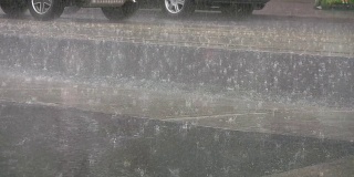 街上下着大雨。
