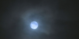 月亮穿过云层升起，时间流逝