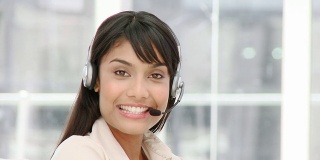 动画显示一名女性销售代表通过耳机说话