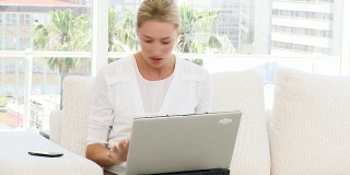 动画显示一个惊讶的女商人使用电脑