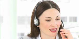 显示客户服务代表用耳机说话的动画