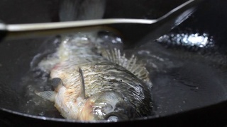 中国菜:炸鱼视频素材模板下载