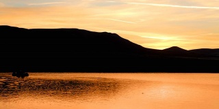 日出在晨曦湖与山