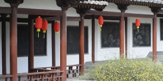 中国西安，庙里展示东方灯笼