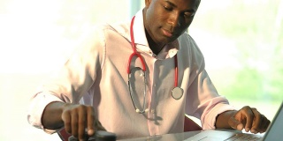 年轻的临时医生工作;高清:JPEG照片。