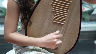 弹奏中国乐器琵琶视频素材模板下载