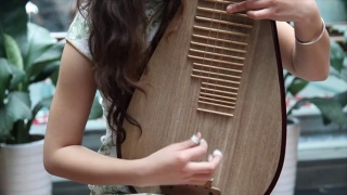 弹奏琵琶的中国女孩视频素材模板下载