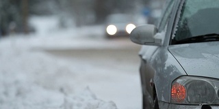 路边的车。冬天和雪