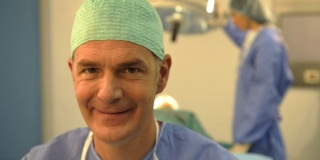一位微笑的男外科医生的肖像;高清照片JPEG，多莉。