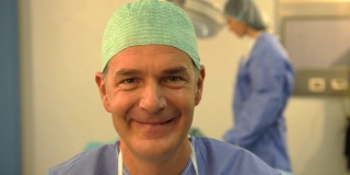 一位微笑的男外科医生的肖像;高清照片JPEG，多莉。