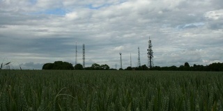 无线电信号塔和玉米田的延时