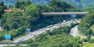 穿越英国乡村的高速公路的时间流逝