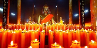 多莉，寺庙里有带蜡烛的佛像