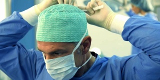 外科医生佩戴防护口罩;高清照片JPEG。