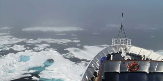 破冰船穿过北极的冰