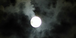 夜空和满月。间隔拍摄