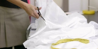 婚纱由服装设计工作室的裁缝裁剪