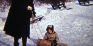 和妈妈一起拉雪橇的女孩(1942年8毫米胶片)