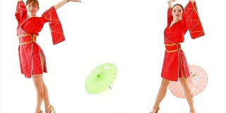 两个欧洲女孩，穿着中国服装在雨伞间跳舞。