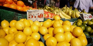 市场摊位上的柠檬