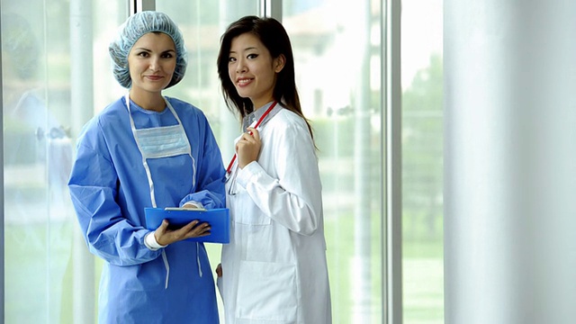 女性医生和外科医生咨询;HD:照片JPEG，多莉