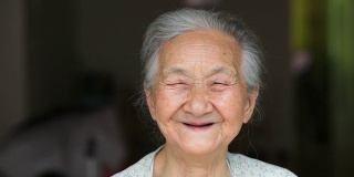 亚洲资深女性微笑
