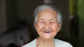 亚洲资深女性微笑视频素材模板下载