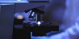 研究人员使用显微镜